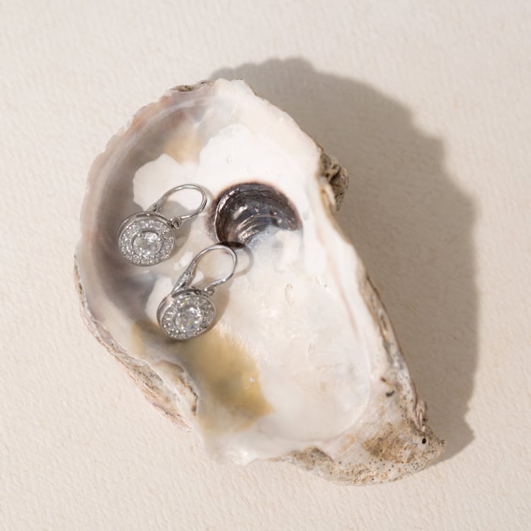 Visiace náušnice s moissanitmi a diamantmi Amadi 102023