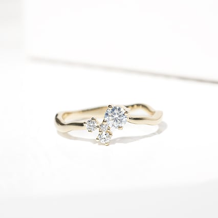 Strieborný cluster prsteň s moissanitom a lab-grown diamantmi Roche