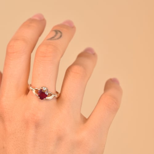 Zlatý claddagh prsteň s rubínom a diamantom Valma
