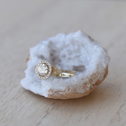 Zlatý prsteň s moissanitom a lab-grown diamantmi Heleno