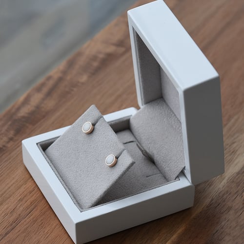 Zlaté minimalistické náušnice s bielymi opálmi Aster