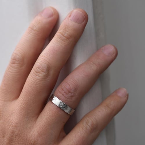Netradičné platinové svadobné obrúčky s diamantmi Gera