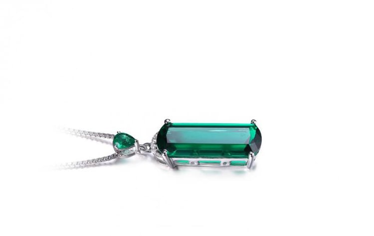 Strieborný náhrdelník so smaragdom 16314