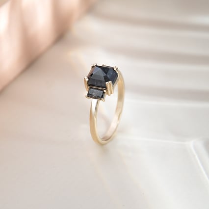 Zlatý prsteň s asscher a baguette salt and pepper diamantmi Serdar