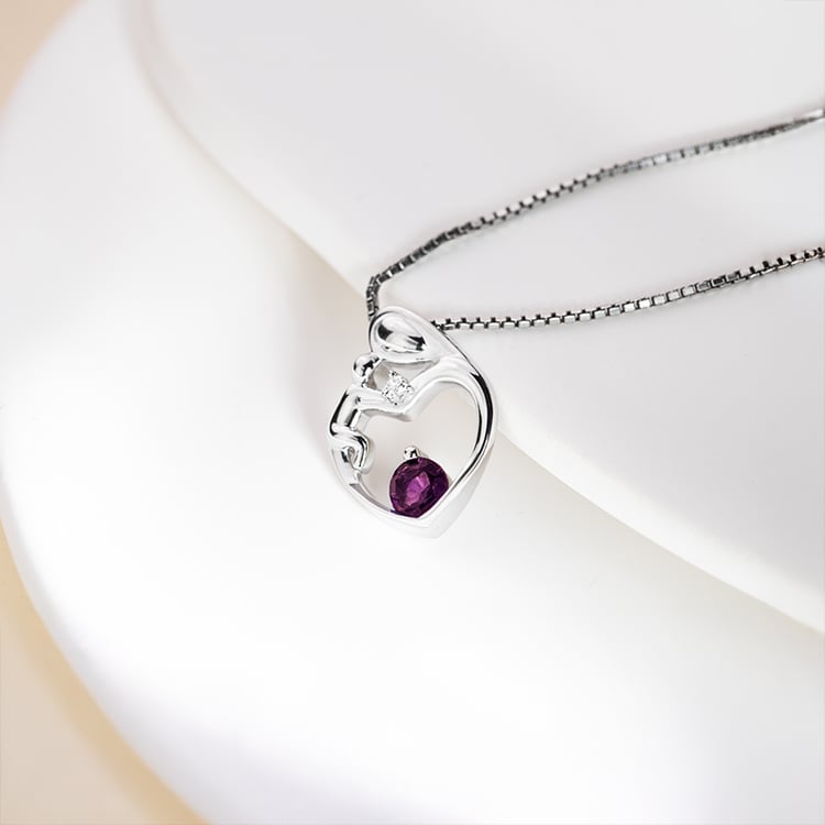 Strieborný prívesok matka a dieťa s rhodolit granátom a diamantom Ella 151134