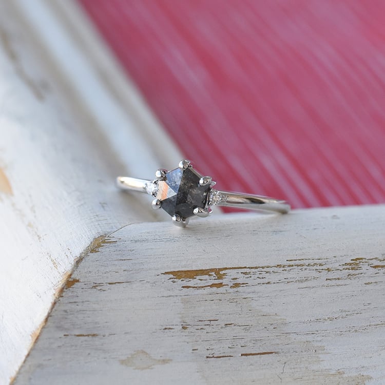 Zlatý prsteň so salt'n'pepper hexagon diamantom 68087