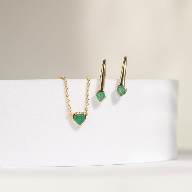 Visiace náušnice so smaragdovými srdiečkami Levy 145106