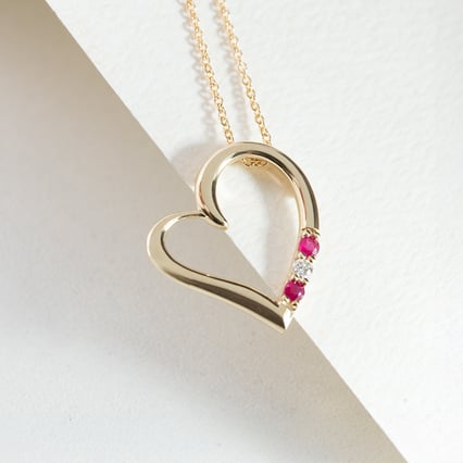 Strieborný prívesok srdce s rubínmi a diamantom Janey