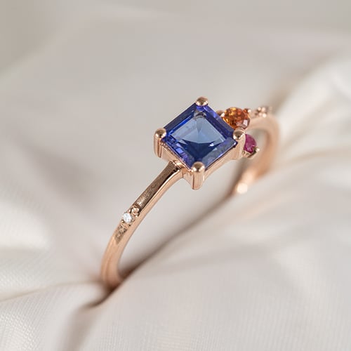 Cluster prsteň s asscher tanzanitom, padparadscha zafírom, rubínom a diamantom Esme