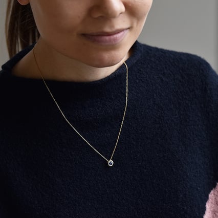 Halo prívesok so zafírom a diamantmi Usara