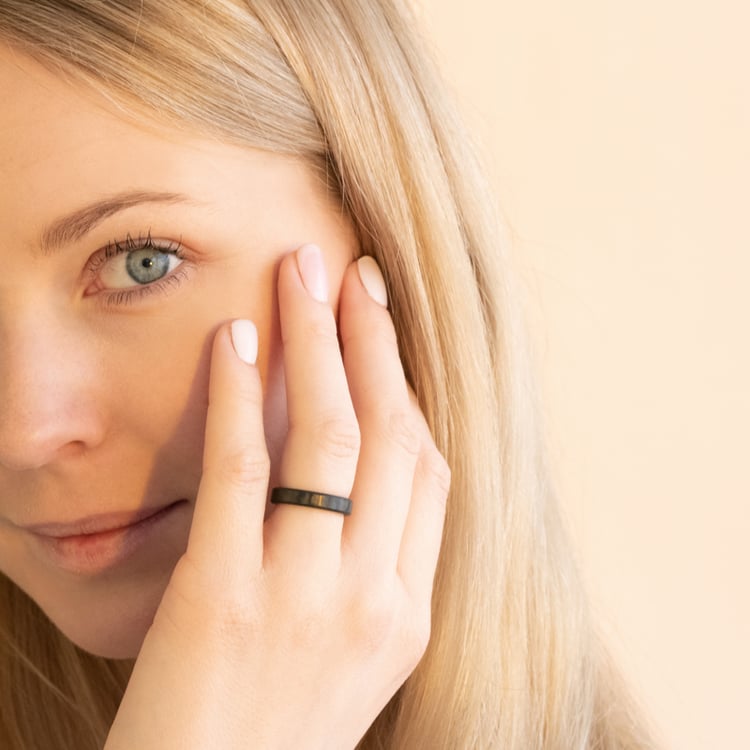 Plochý karbónový snubný prsteň so skosenými hranami Versiss 116284