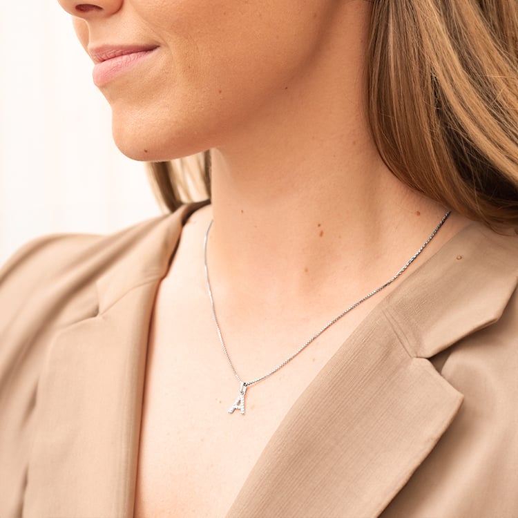 Strieborný prívesok v tvare písmena s lab-grown diamantmi Letra 142922