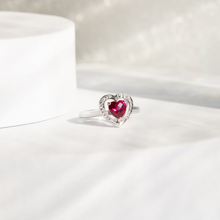 Zlatý prsteň s lab-grown rubínovým srdcom a diamantmi Liola 144191