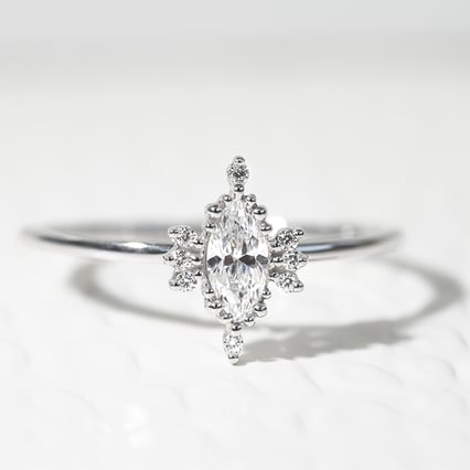 Zásnubný prsteň s marquise diamantom Midia