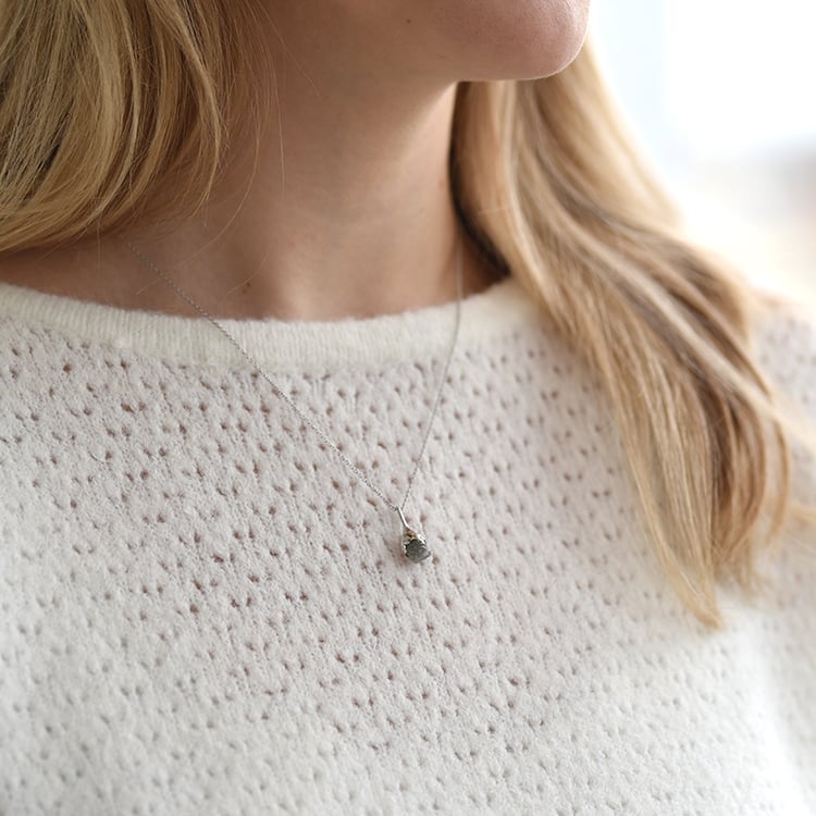 Prívesok s nebrúseným diamantom 58363