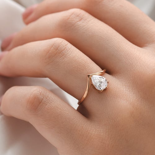 Vykrojený zásnubný prsteň s pear diamantom Ingrid
