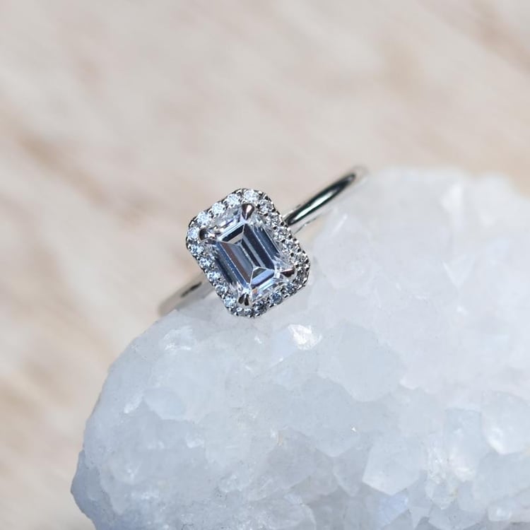 Zlatý zásnubný prsteň s diamantom 49479