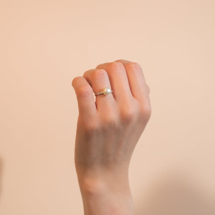 Strieborný prsteň s bielou perlou Ceri 104657
