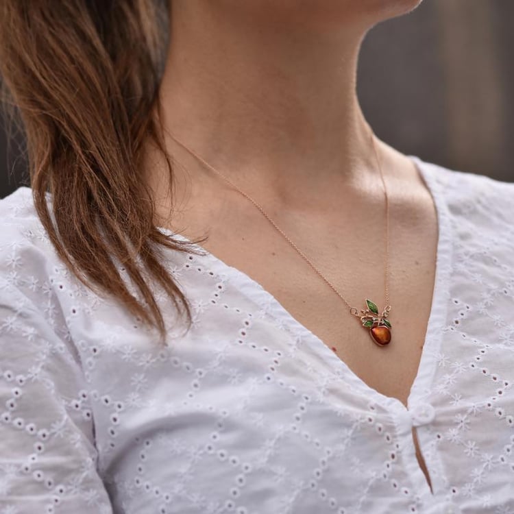 Náhrdelník s jablkom a enamelom 43548