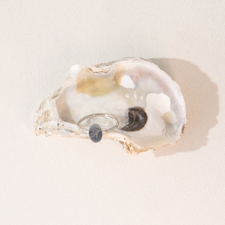 Oválny prsteň s gravírom písmena Bailey 101103