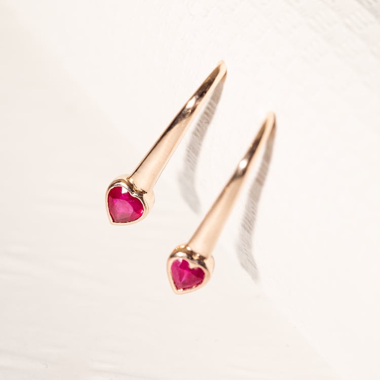 Visiace náušnice s rubínovými srdiečkami Levy 125207
