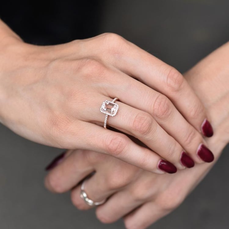 Zlatý zásnubný prsteň s morganitom a diamantmi Velda 30564