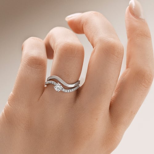 Atypický zásnubný prsteň s diamantom Elise