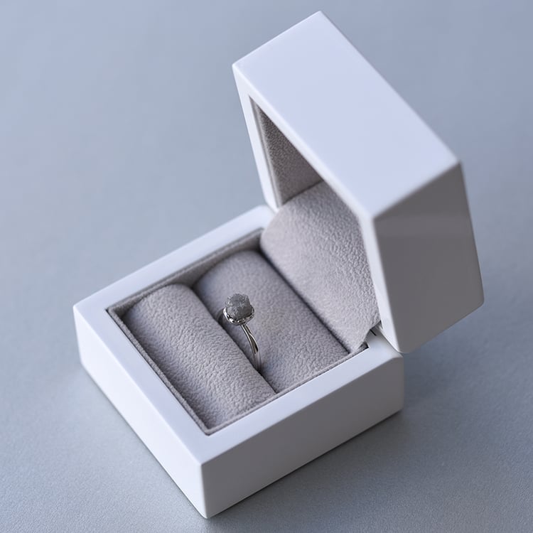 Zlatý prsteň s diamantom 58368