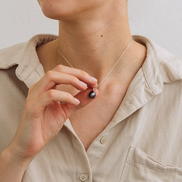 Zlatý prívesok s čiernou perlou Lida 129925