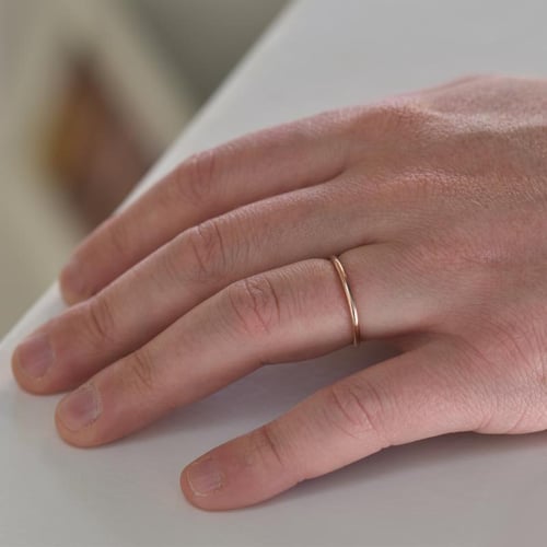 Svadobné minimalistické zlaté obrúčky s modrým diamantom Ralean