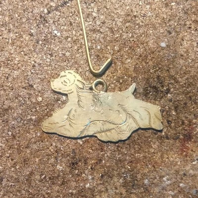 Prívesok psíka v hrubom stave