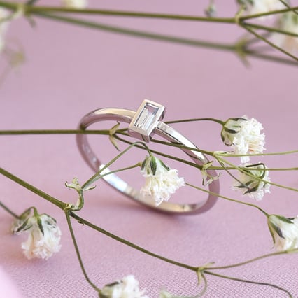 Minimalistický prsteň s baguette moissanitom Kelila