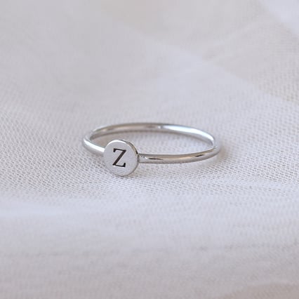 Zlatý prsteň s gravírom písmena Madya