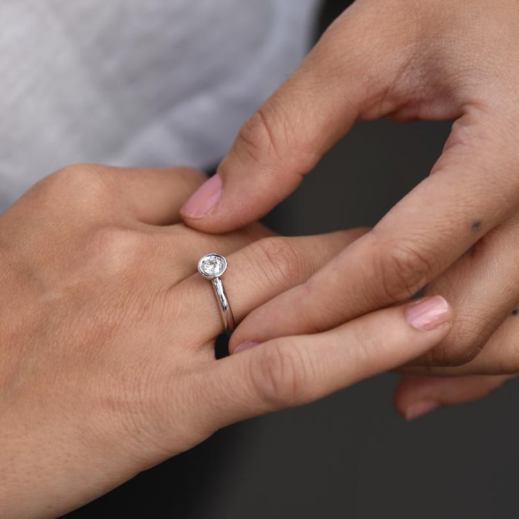 Zásnubný prsteň s moissanitom z bieleho zlata 46921