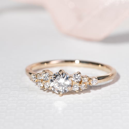 Romantický zásnubný prsteň s lab-grown diamantmi Donell