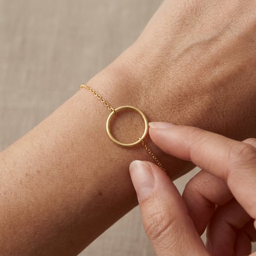 Zlatý minimalistický náramok Karma