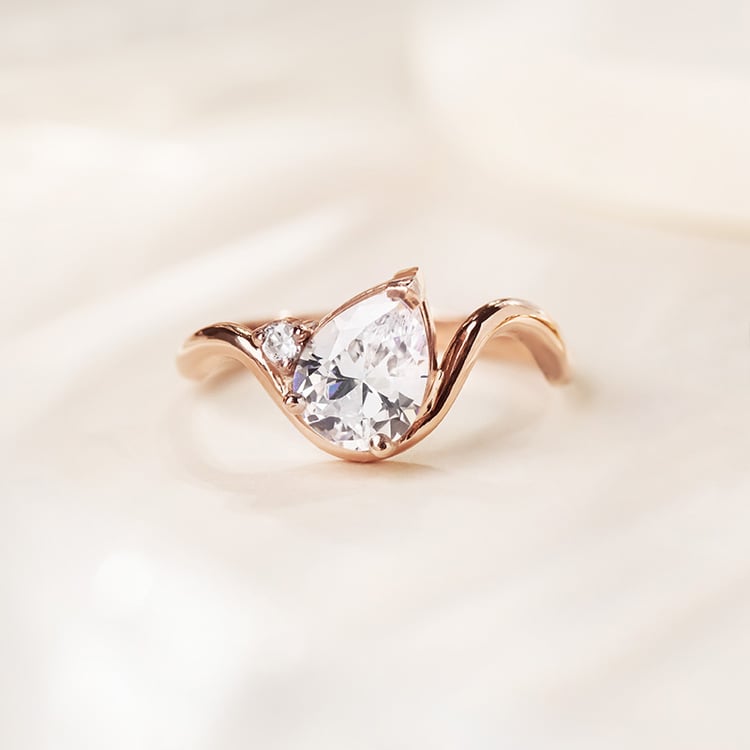 Zásnubný prsteň s pear lab-grown diamantom 154951