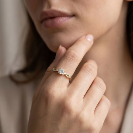 Rozvodový prepletaný prsteň s postrannými diamantmi Ljube