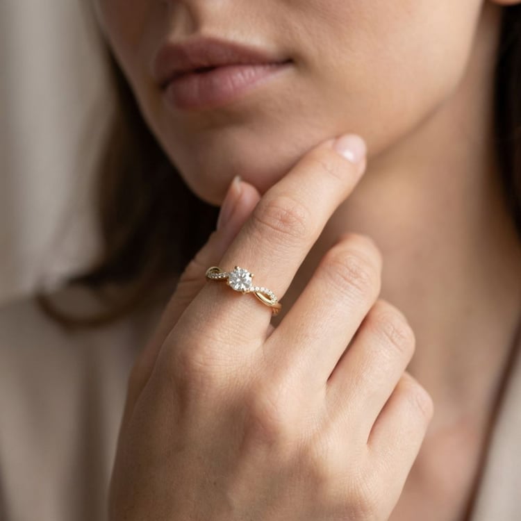 Rozvodový prepletaný prsteň s postrannými diamantmi 165123