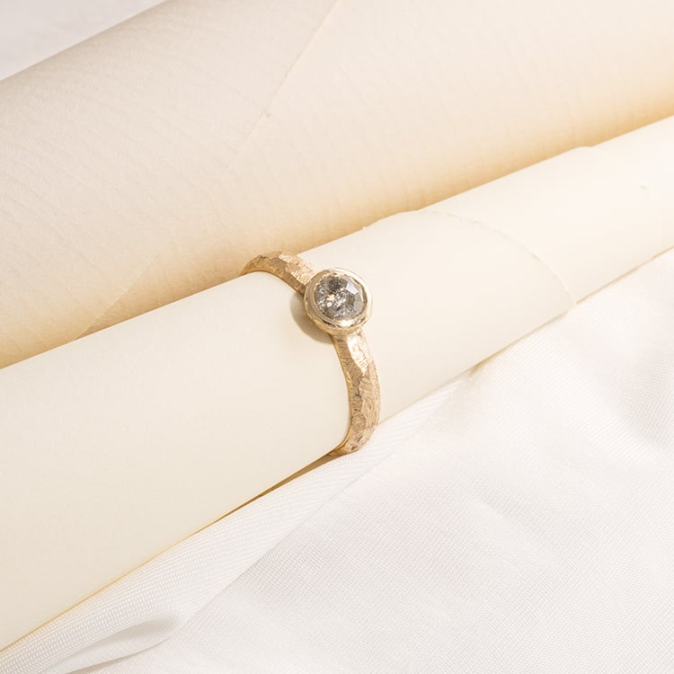 Tepaný prsteň so salt and pepper diamantom v rutovom bruse Fritzi 120264