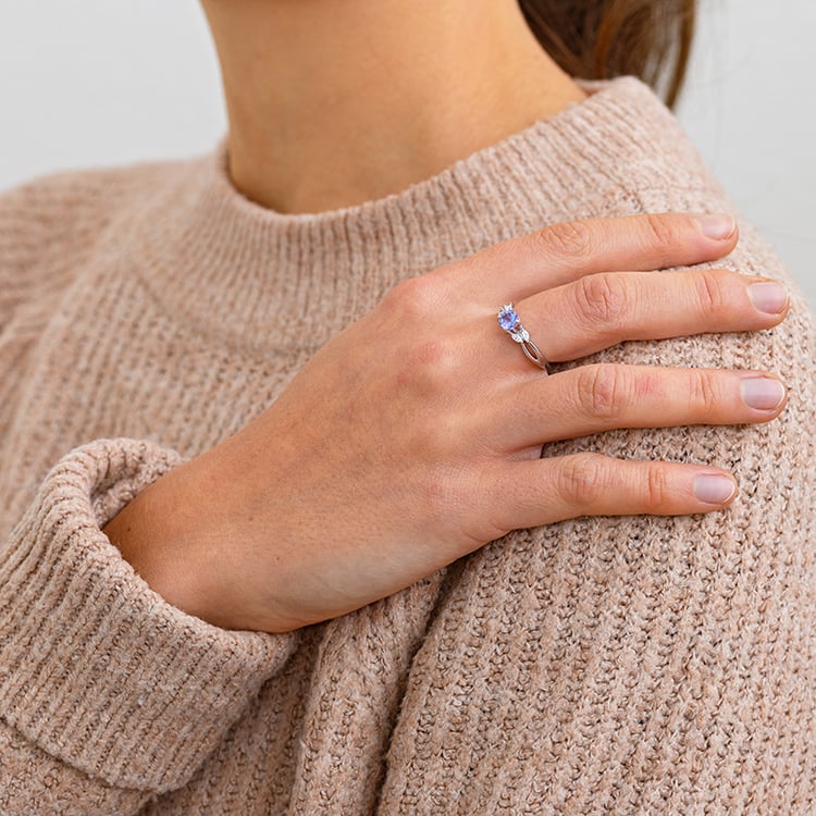 Zásnubný prsteň s tanzanitom a marquise lab-grown diamantmi Fera 133227