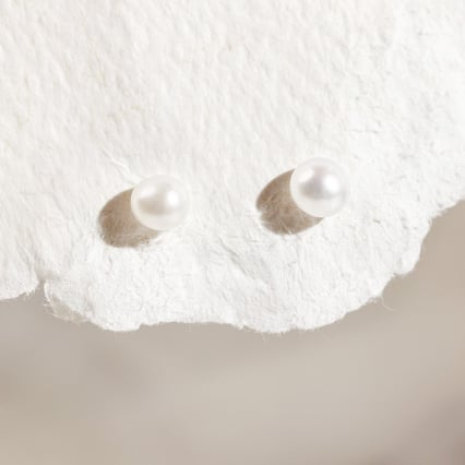 Minimalistické perlové náušnice Bronde