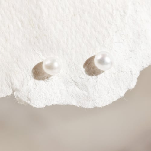 Minimalistické perlové náušnice Bronde