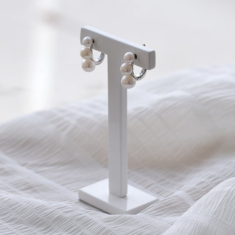 Visiace náušnice s tromi bielymi perlami 65631