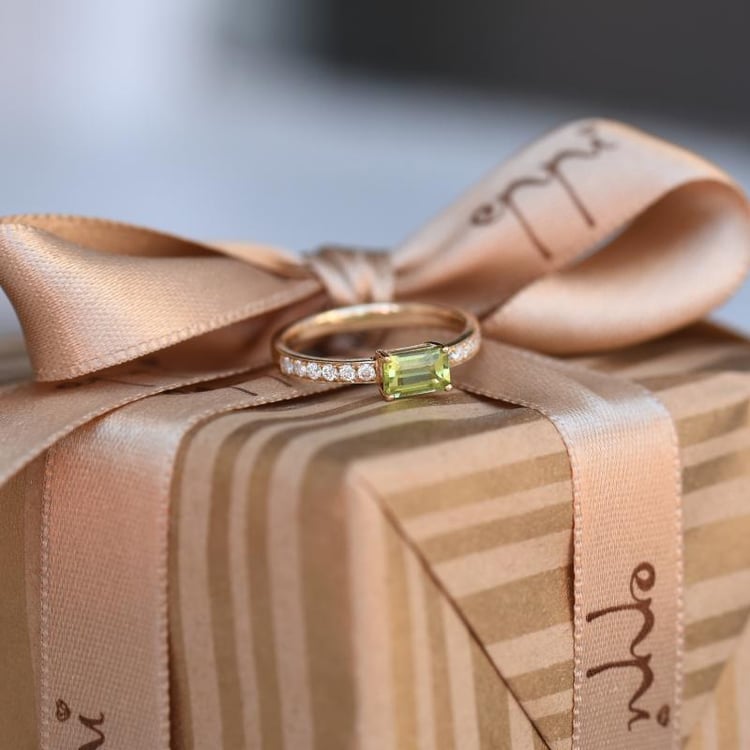 Zlatý prsteň s olivínom a moissanitmi 48790