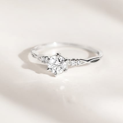 Strieborný zásnubný prsteň s moissanitmi Mileva