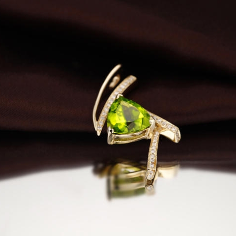 Originálny zlatý prívesok s olivínom 3699