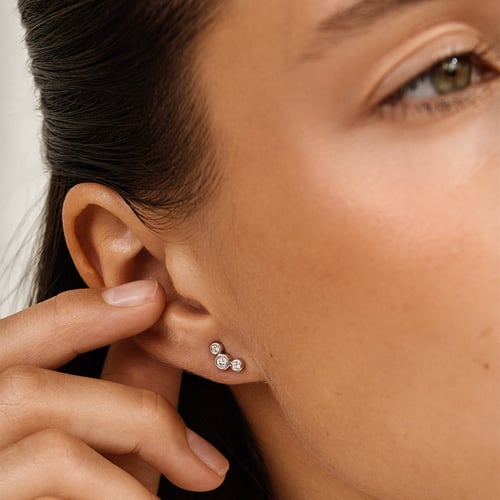Moderné zlaté náušnice s guľatými lab-grown diamantmi Ebba