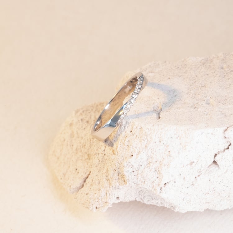 Zlatý prepletený prsteň s diamantmi Aleisha 100931