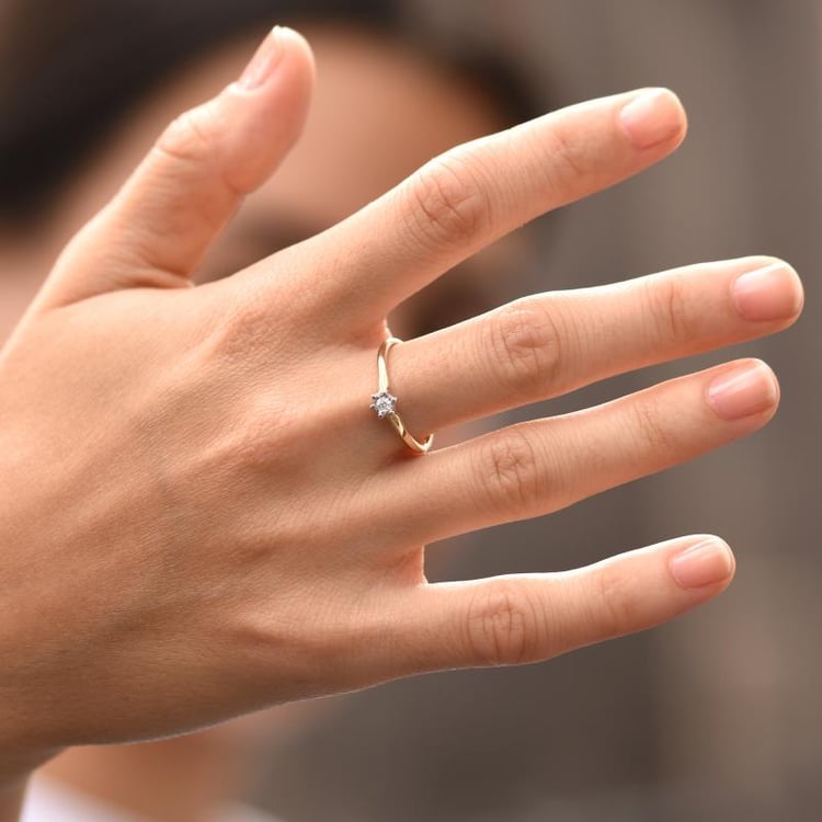 Zásnubný prsteň v štýle solitér s moissanitom Malvina 105216